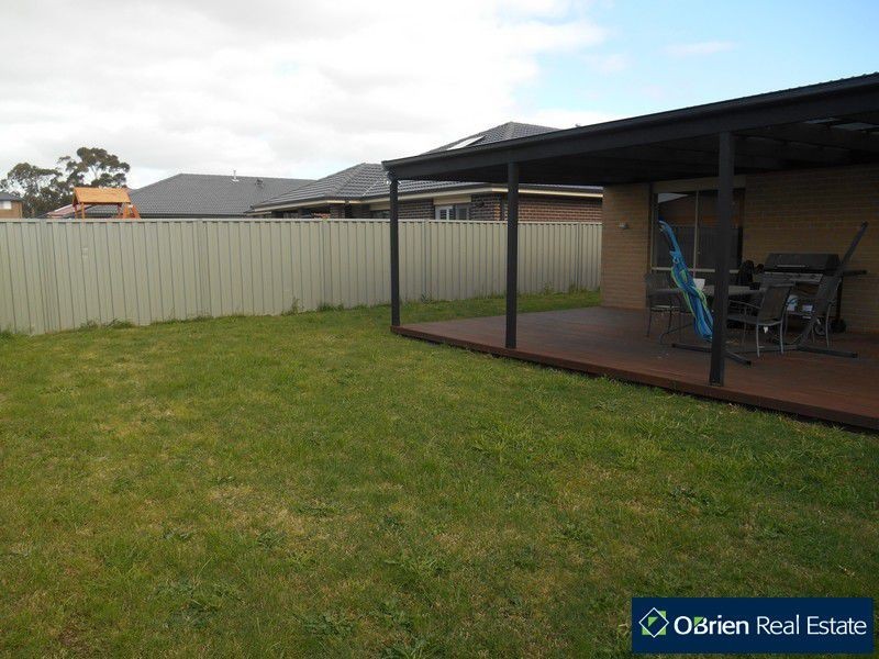 6 Aquitane Drive, Cranbourne East VIC 3977