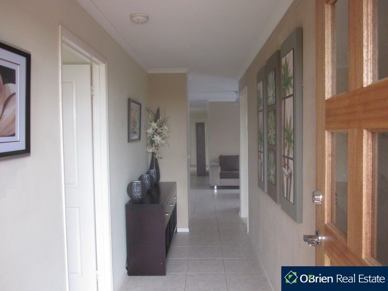 7 Staunton Walk, Cranbourne West VIC 3977