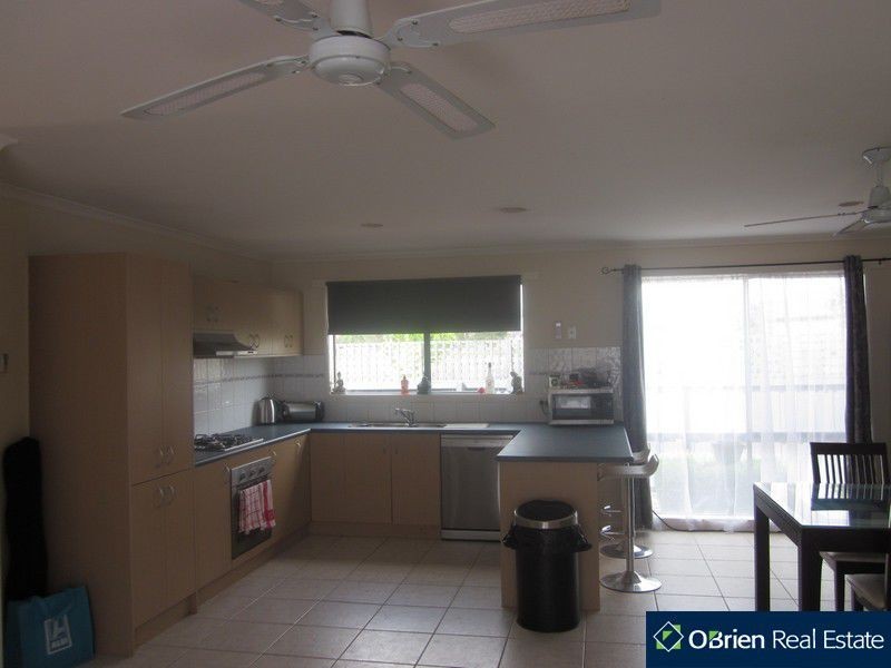 7 Staunton Walk, Cranbourne West VIC 3977