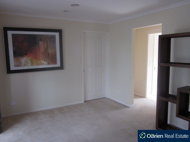 7 Staunton Walk, Cranbourne West VIC 3977