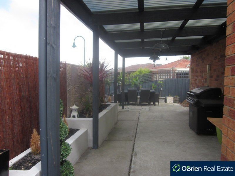 7 Staunton Walk, Cranbourne West VIC 3977
