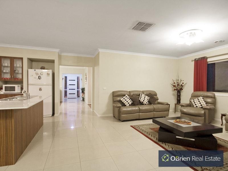 33 Golden Grove Drive, Narre Warren South VIC 3805