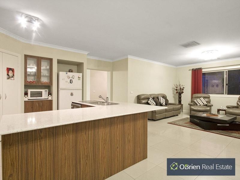 33 Golden Grove Drive, Narre Warren South VIC 3805