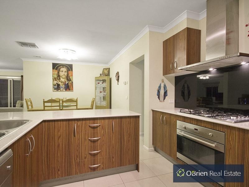 33 Golden Grove Drive, Narre Warren South VIC 3805