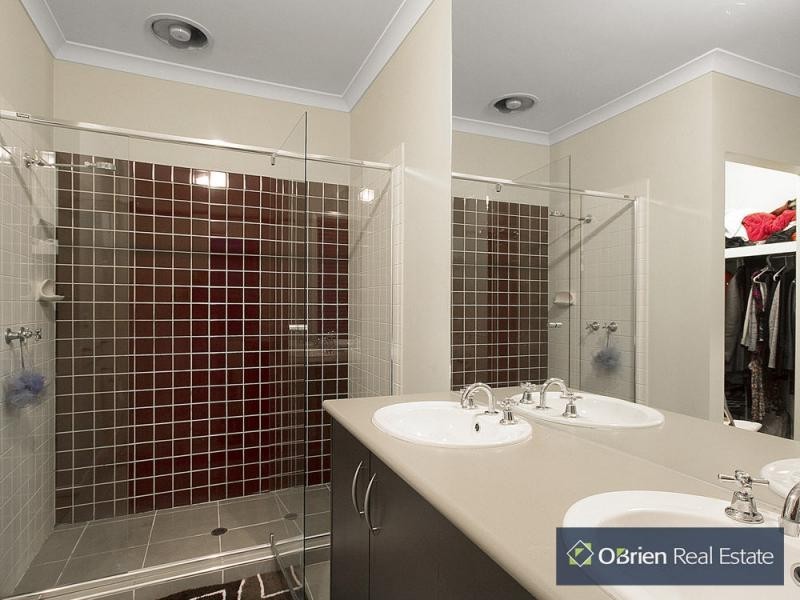 33 Golden Grove Drive, Narre Warren South VIC 3805
