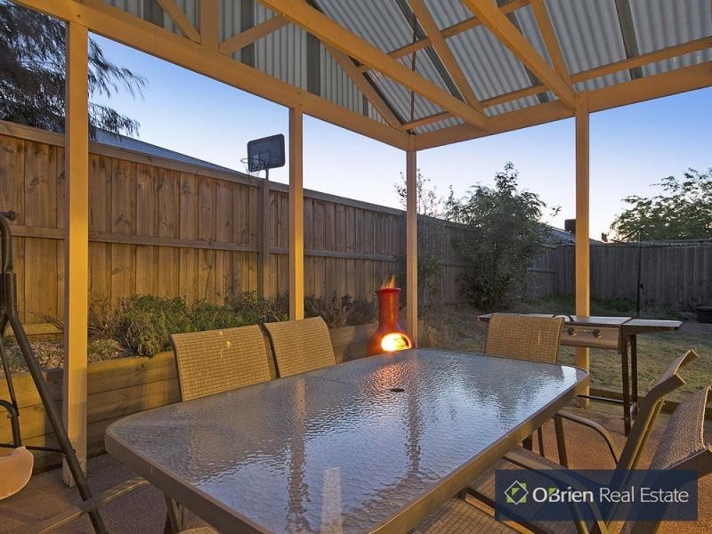 33 Golden Grove Drive, Narre Warren South VIC 3805