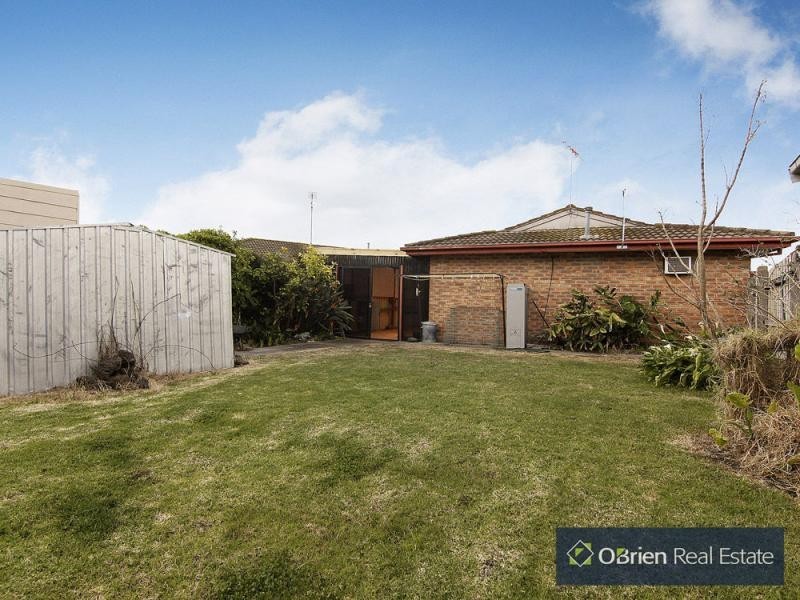 17 Phelan Drive, Cranbourne North VIC 3977