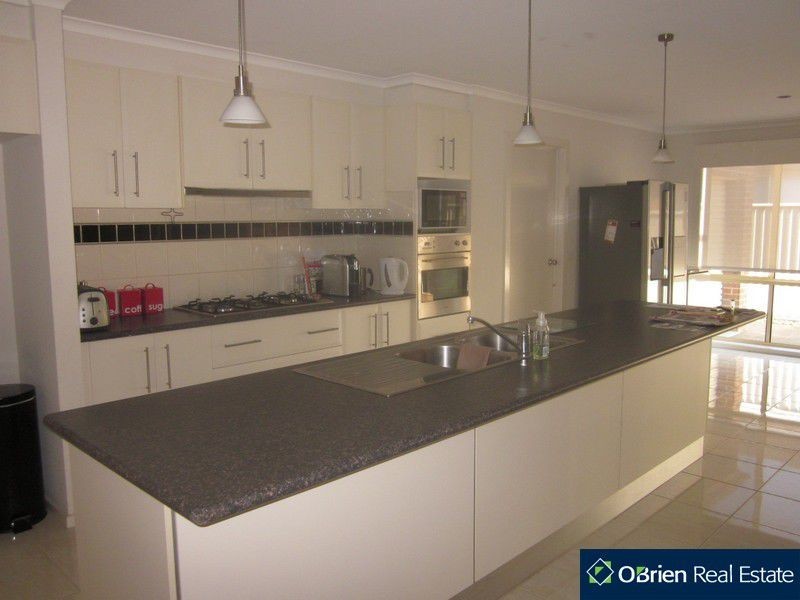3 BARWON Drive, Pakenham VIC 3810