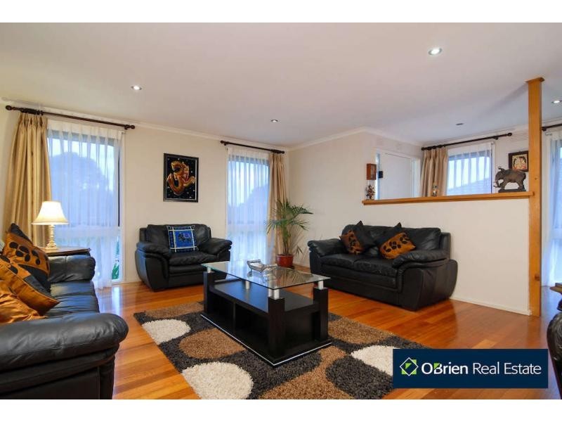 37 Ravenhill Crescent, Endeavour Hills VIC 3802