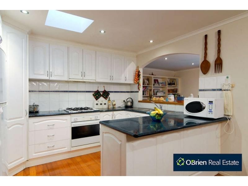 37 Ravenhill Crescent, Endeavour Hills VIC 3802