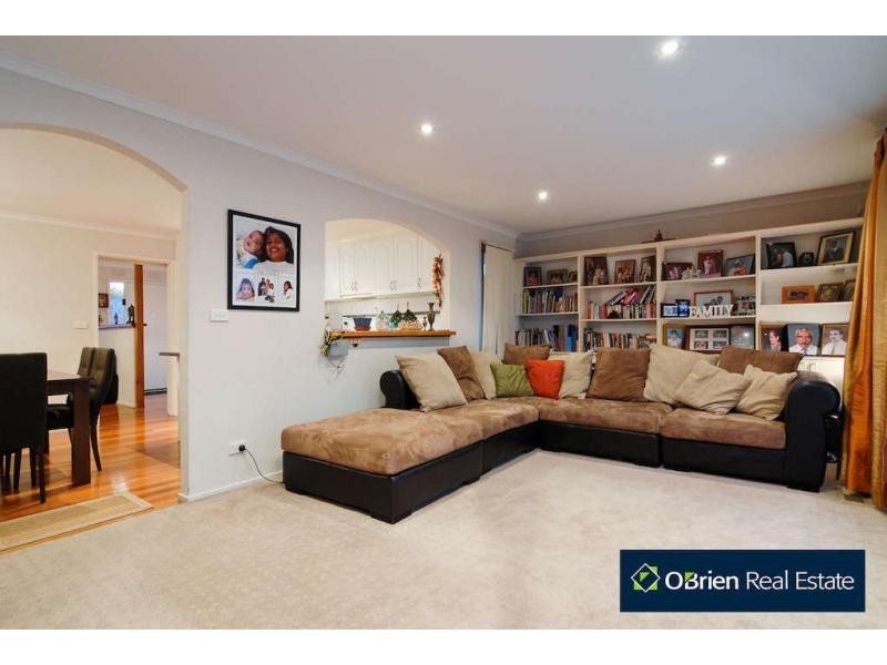 37 Ravenhill Crescent, Endeavour Hills VIC 3802