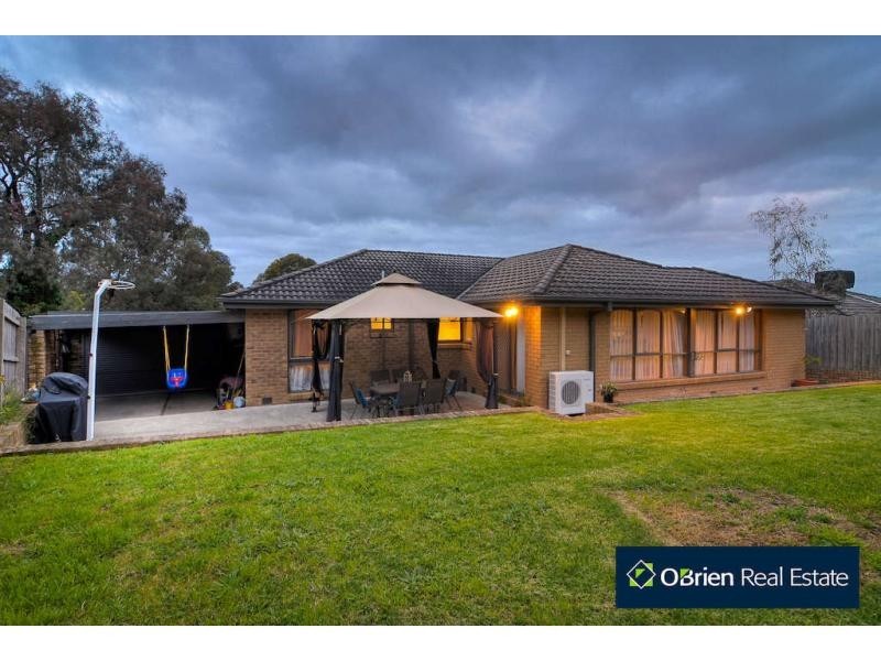 37 Ravenhill Crescent, Endeavour Hills VIC 3802