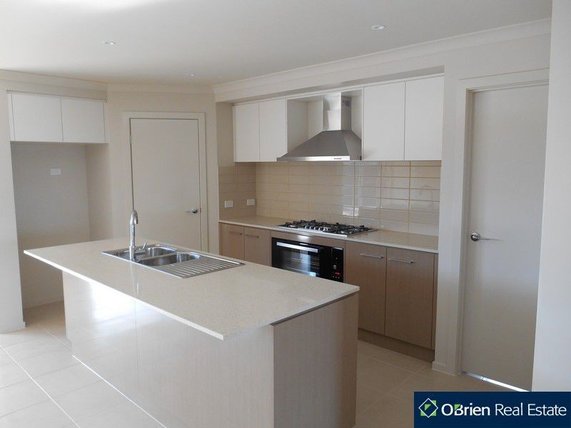 12 Cloverbank Drive, Cranbourne East VIC 3977