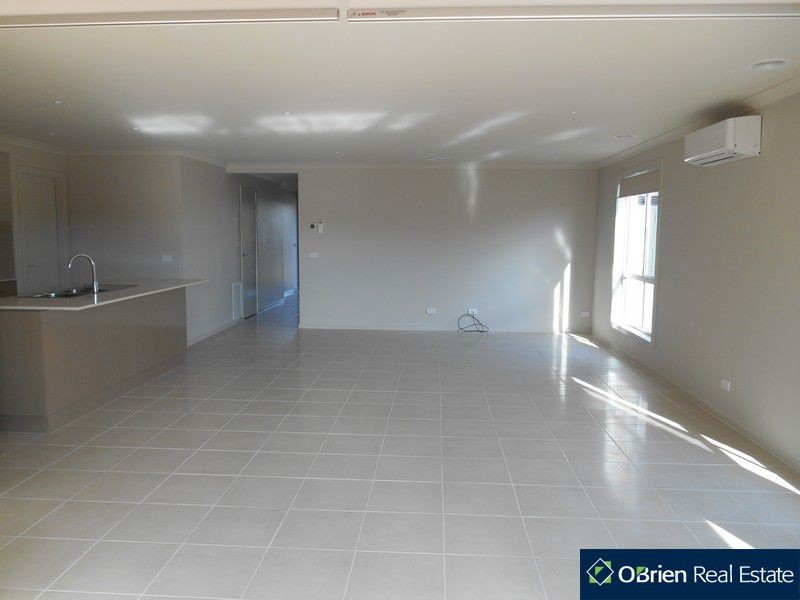 12 Cloverbank Drive, Cranbourne East VIC 3977