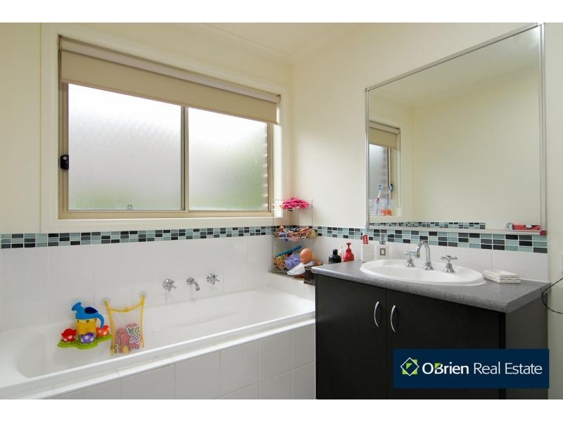 2/51 Leigh Drive, Pakenham VIC 3810