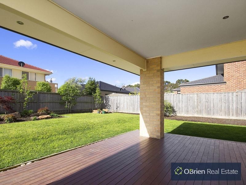 8 Grand Manor Drive, Berwick VIC 3806