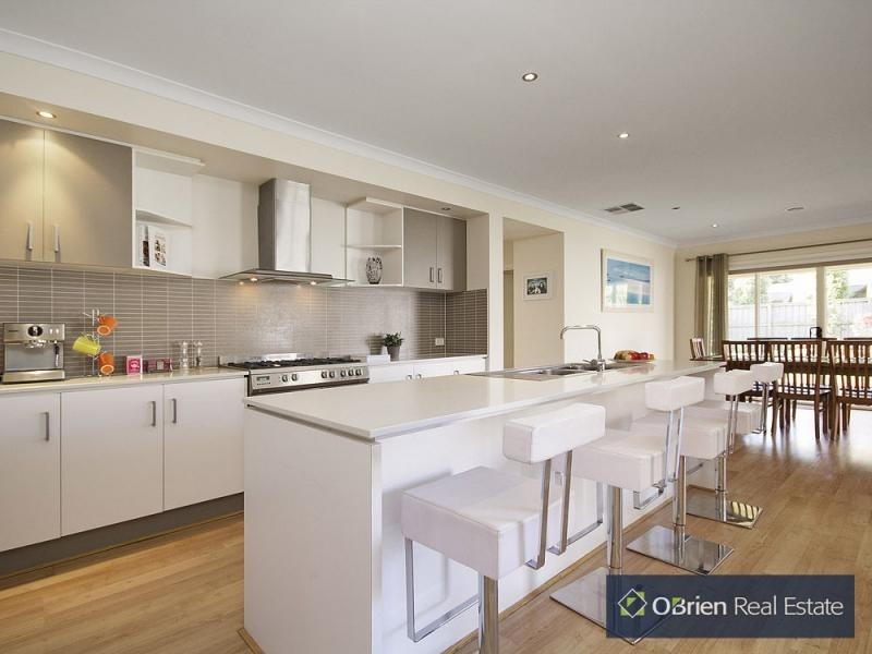 8 Grand Manor Drive, Berwick VIC 3806