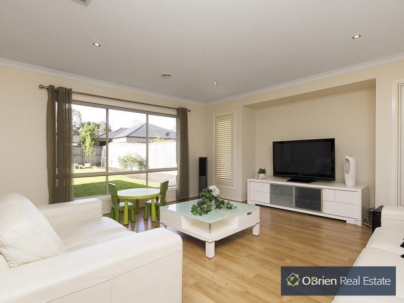 8 Grand Manor Drive, Berwick VIC 3806