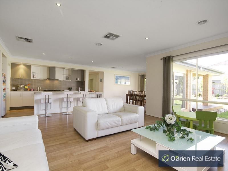 8 Grand Manor Drive, Berwick VIC 3806