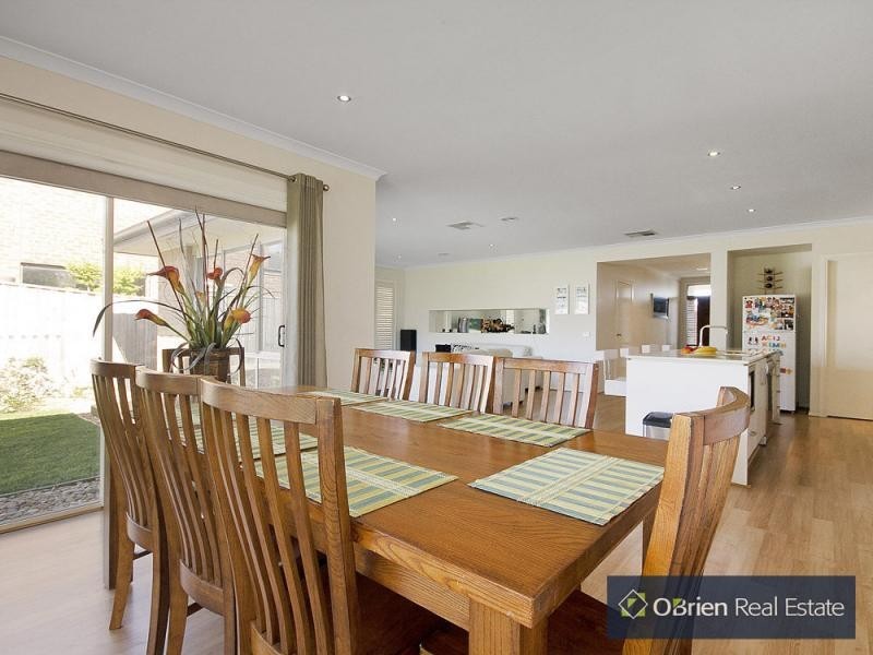 8 Grand Manor Drive, Berwick VIC 3806