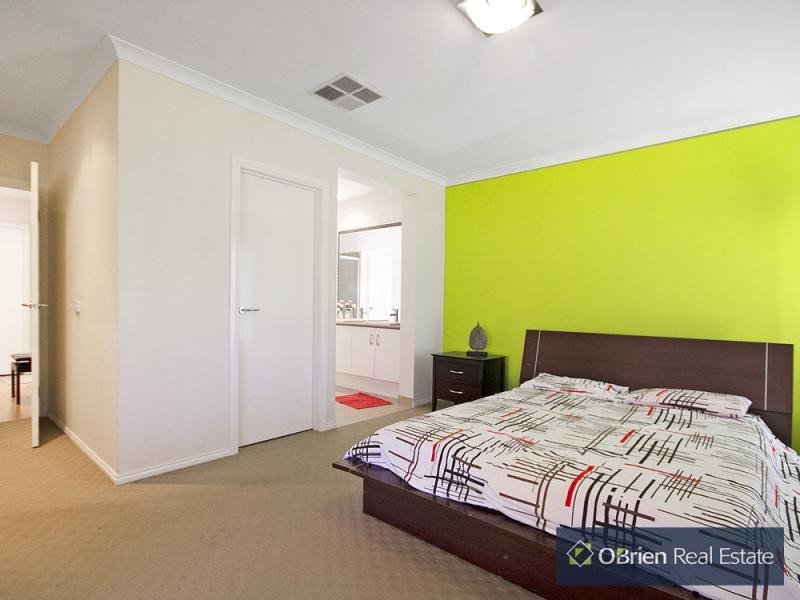 8 Grand Manor Drive, Berwick VIC 3806