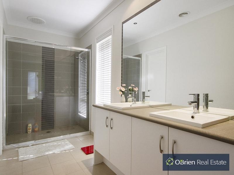 8 Grand Manor Drive, Berwick VIC 3806