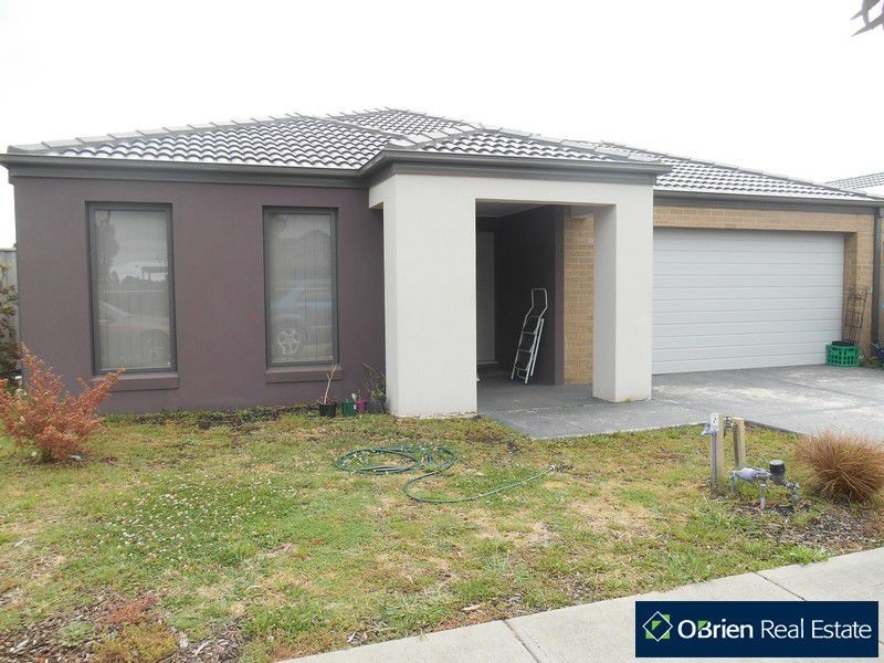 2 Armstrong Street, Cranbourne East VIC 3977