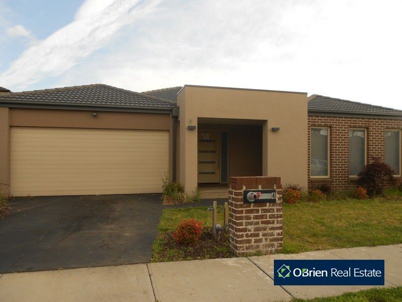 4 Willowdale Drive, Cranbourne North VIC 3977