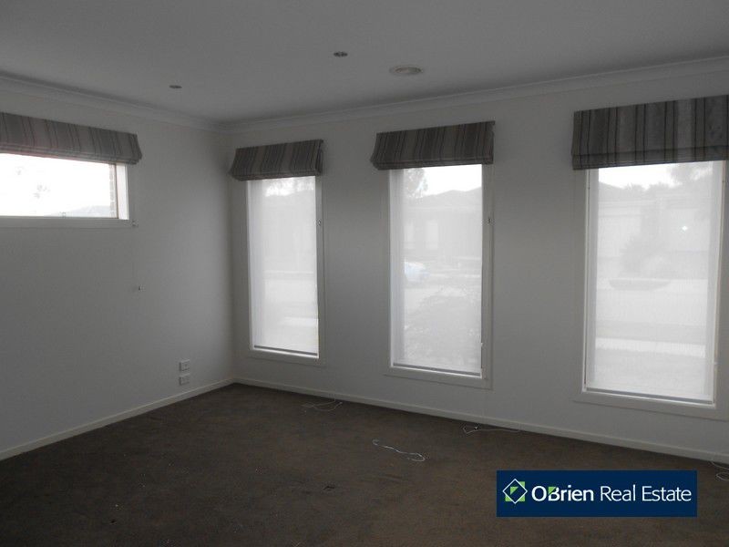 4 Willowdale Drive, Cranbourne North VIC 3977