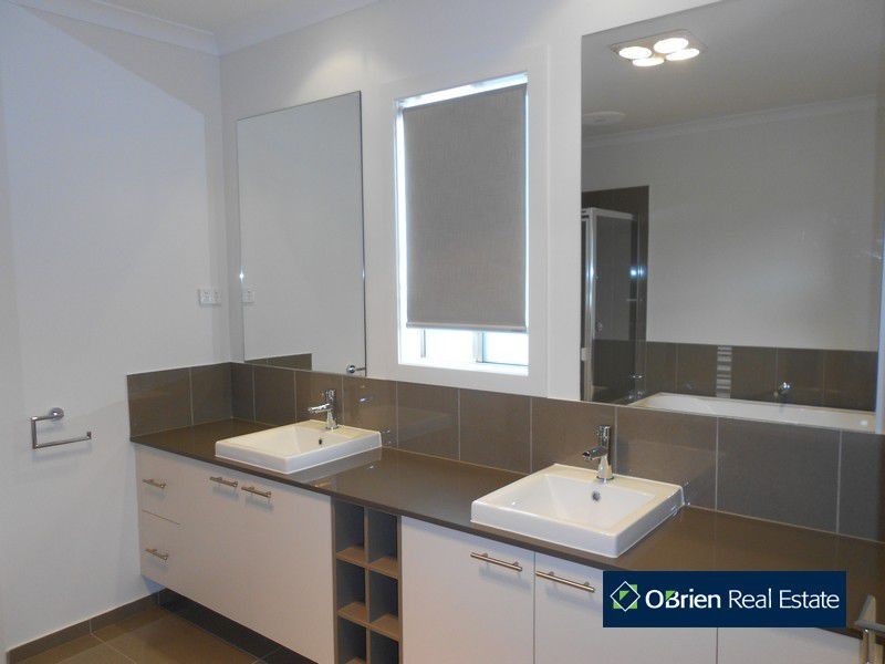 4 Willowdale Drive, Cranbourne North VIC 3977