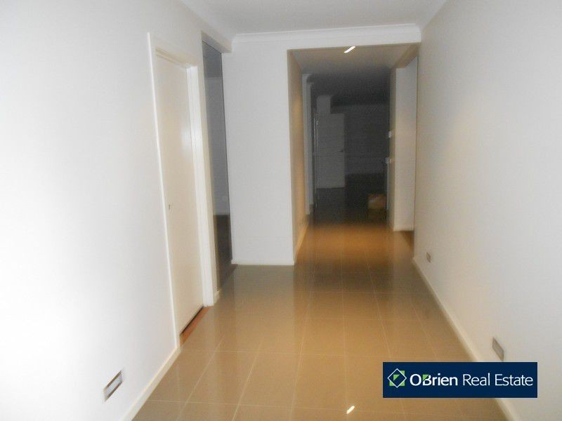 4 Willowdale Drive, Cranbourne North VIC 3977