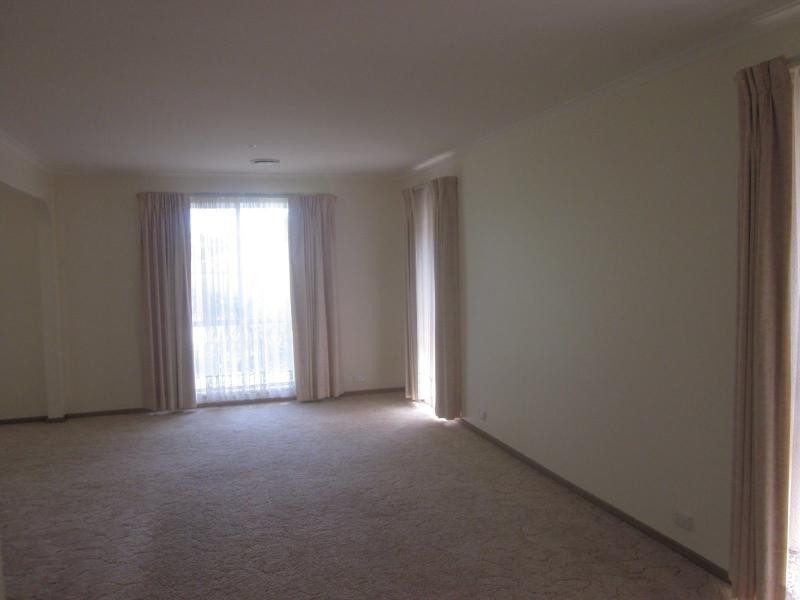 8 Tottington Rise, Berwick VIC 3806