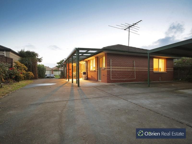 13 Hamilton Drive, Cranbourne North VIC 3977