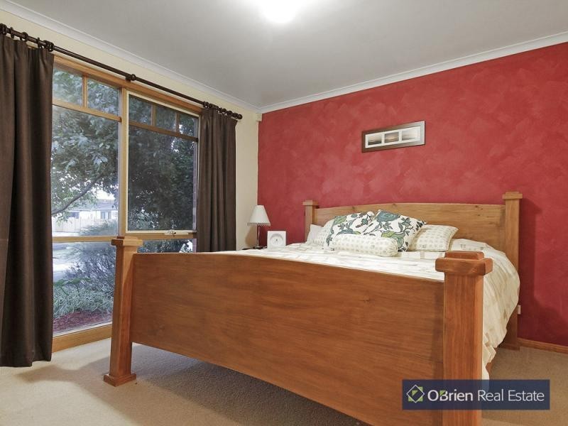 13 Hamilton Drive, Cranbourne North VIC 3977