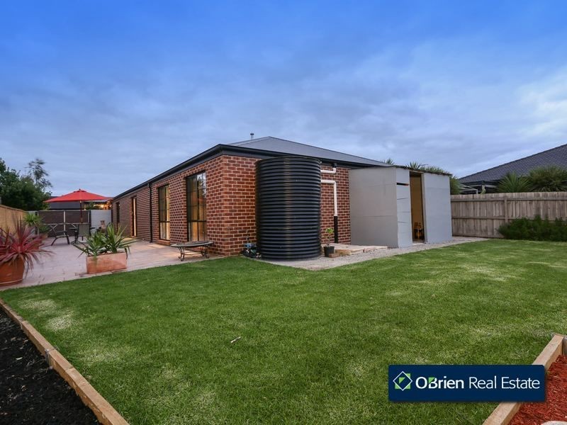 37 Rodlarni Crescent, Berwick VIC 3806