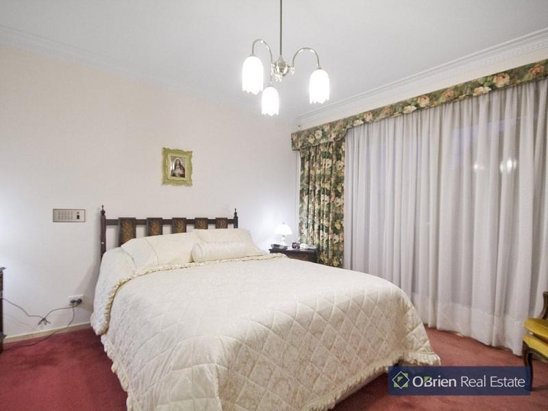90-92 Lesdon Avenue, Cranbourne VIC 3977