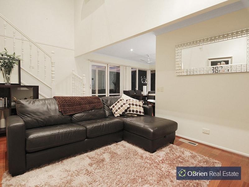 2/44 Sunnyside Drive, Berwick VIC 3806