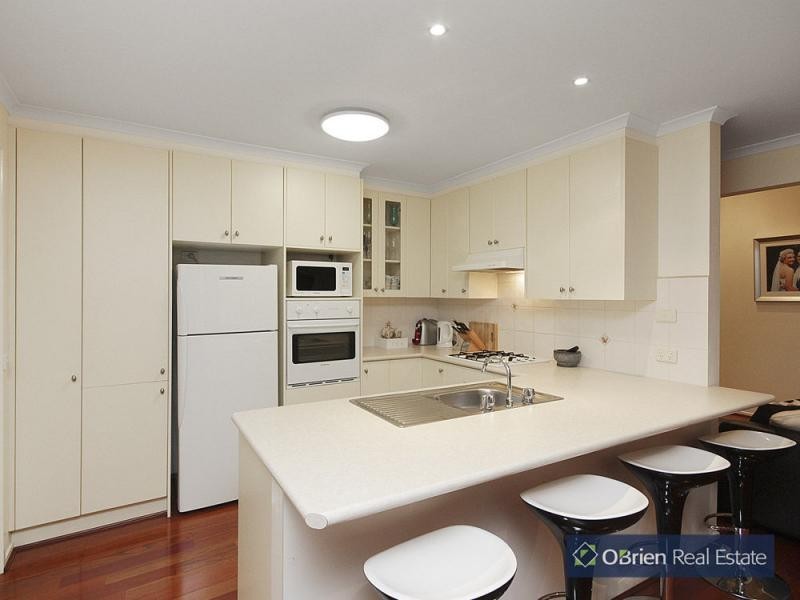 2/44 Sunnyside Drive, Berwick VIC 3806