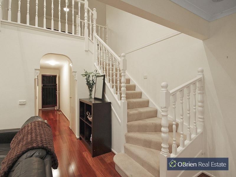 2/44 Sunnyside Drive, Berwick VIC 3806