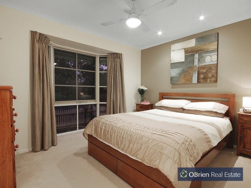 2/44 Sunnyside Drive, Berwick VIC 3806