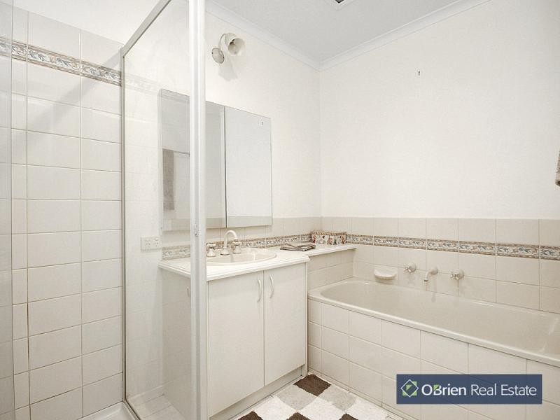 2/44 Sunnyside Drive, Berwick VIC 3806