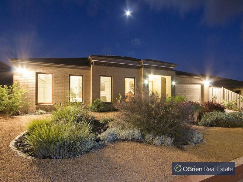 109 Rosebank Drive, Cranbourne North VIC 3977