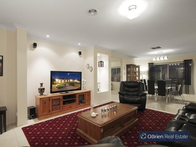 109 Rosebank Drive, Cranbourne North VIC 3977