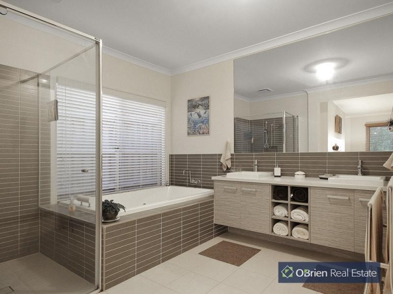 109 Rosebank Drive, Cranbourne North VIC 3977