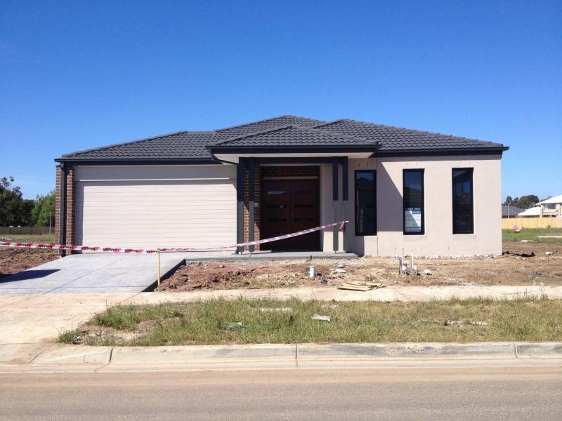 21 Brightstone Drive, Clyde North VIC 3978