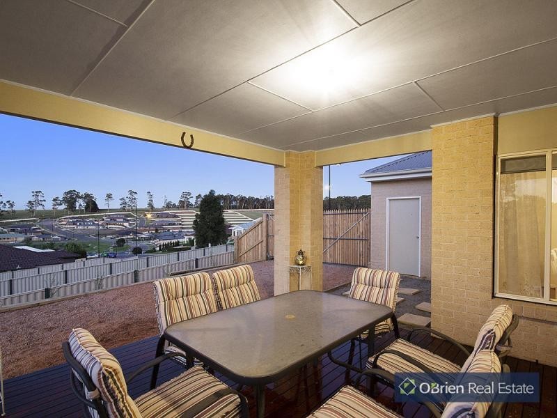 3 Waterside Drive, Drouin VIC 3818