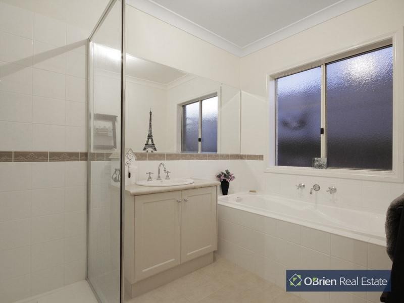 3 Waterside Drive, Drouin VIC 3818