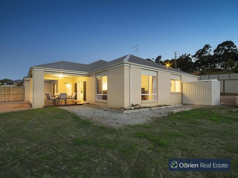 3 Waterside Drive, Drouin VIC 3818