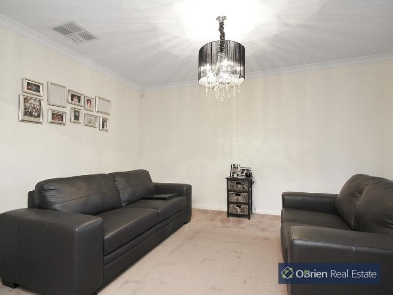 3 Waterside Drive, Drouin VIC 3818