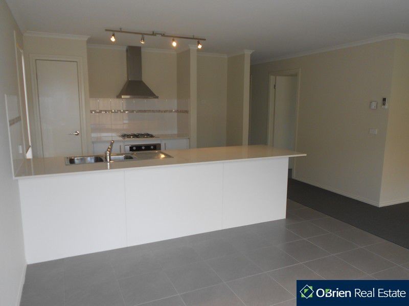 54 Linden Tree Way, Cranbourne North VIC 3977